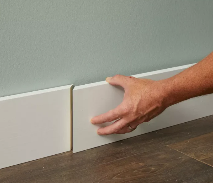Strak gemonteerde hoge plinten door FlevoFloors